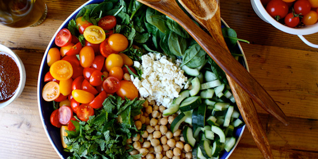 Spinach-Salad-with-Quinoa-Chickpeas-and-Paprika-Dressing_rkmmiz